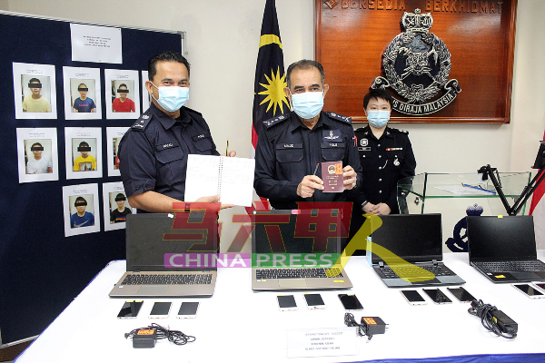 拉查里（左起）与阿都马吉，展示行动中起获的中国护照和手提电脑。（图：警方提供）