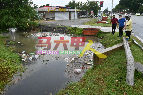 河面上堆积垃圾，影响排水系统，令居民担心一旦下起大雨将引发突发水灾。