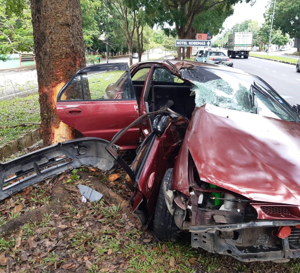 轿车失控撞树，导致右边车身被撞毁。