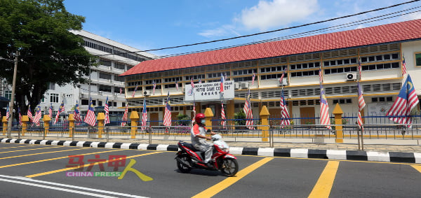 ■雅加美浪圣母小学及中学校门围篱，已挂满无数国旗，准备迎接国庆日到来。