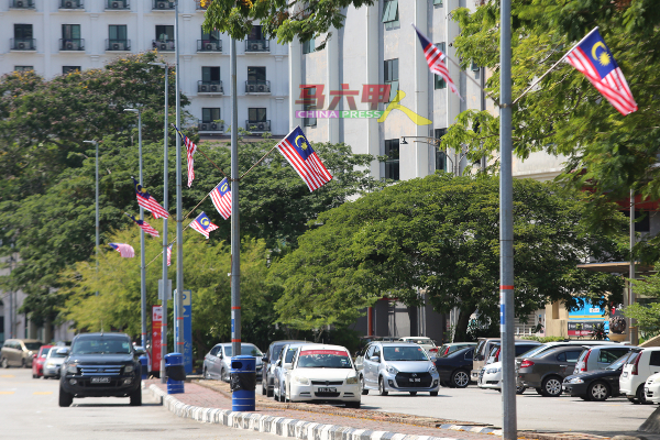 英雄广场后方街道获甲历史城市政厅挂上国旗布置，唤起国人对国家的热爱。