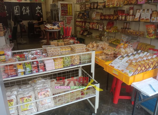 ■小型土产店售卖的传统食品多样化，疫情前是游客购买土产的好去处。