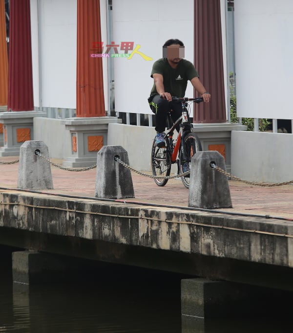 ■民众恢复到甲河畔一带骑脚车。