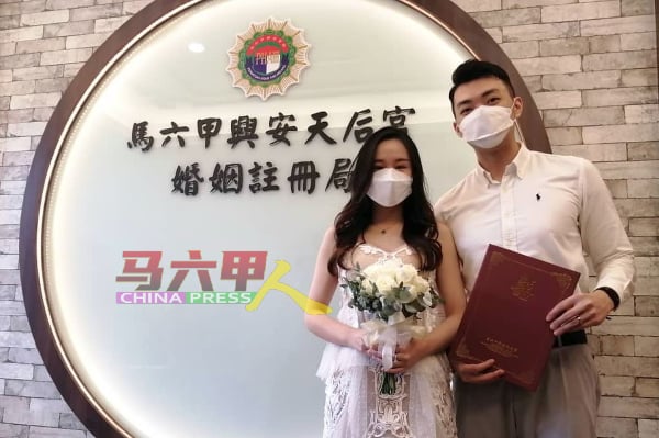 新人陈泽贤与张翠榆，严守防疫规定下完成婚姻注册。