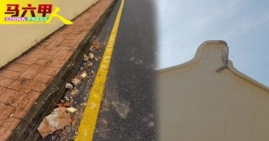 建筑砖块  遭雷击落      幸没砸中路人