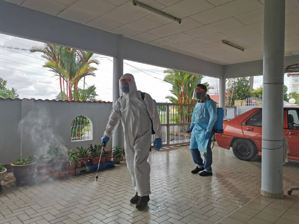 ■消毒队成员前往住家协助消毒工作。