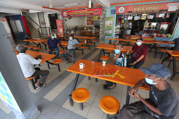 ■马六甲恢复堂食后，不少民众开始恢复到食肆用餐，场面也恢复往日热闹情况。