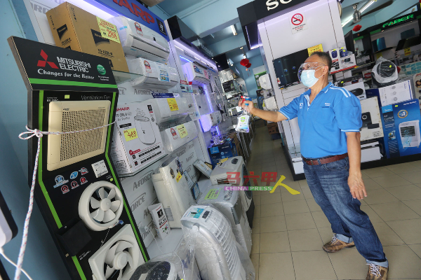 ■一些复业的电器店，会在每隔一段时间进行产品消毒，确保店内环境安全。