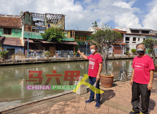 板底街50号拆除后，刘志俍（左）促业主依原貌重建。右为陈劲源。