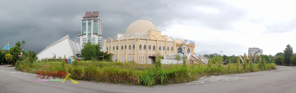 关闭数年的马六甲天文馆缺乏良好照顾，杂草丛生，显得荒凉。