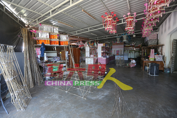 往年中元节前一个月至接近中元节期间，鑫发纸扎行仓库都会摆放许多订制的鬼王及相关纸扎产品，如今不见相关产品影子，仅有白事的纸扎灵屋。