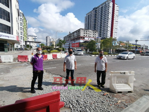 道路挖掘后没重铺沥青，陈劲源（右起）、刘志俍及李祥生到场了解情况。