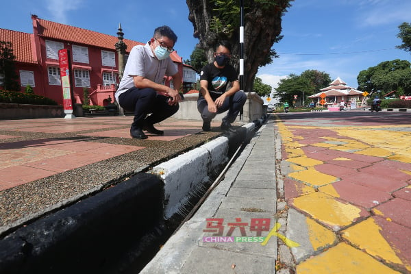 ■陈炜建（右起）与李佳胜，看着即将建上无障碍坡道的地点。