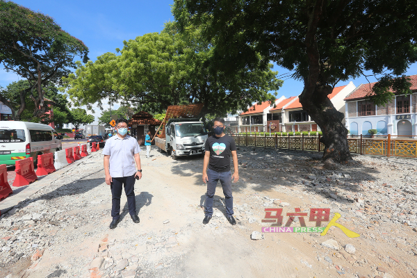 陈炜建（右起）与李佳胜站在“大钟楼晶律”摊位旁施工地点，承包商正在进行更换地砖工作。