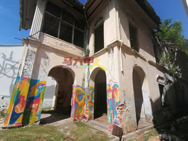■甘榜于汝路一间旧宅残破，外墙都被涂鸦。
