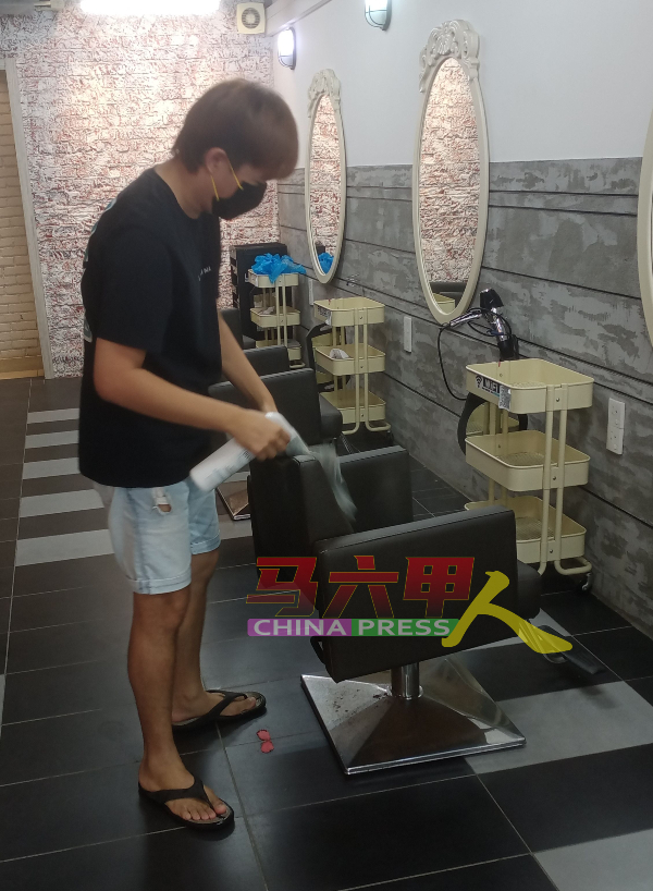 ■颜健华到理发店展开消毒及清理工作，为23日开始营业做好准备。