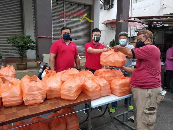 ■熊敬裕（左2）在刘凯霆(左)及卜祥翔（右2）陪同下，到武雅拉也社区派发250包饭盒。