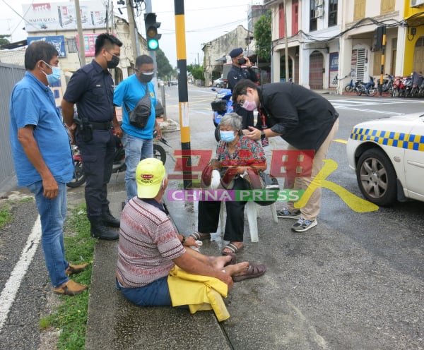 警方和路人拔刀相助，帮助交通伤者。