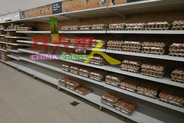 购物商场鸡蛋陈列架可看到A级及B级鸡蛋（左）售罄，只剩C级鸡蛋。
