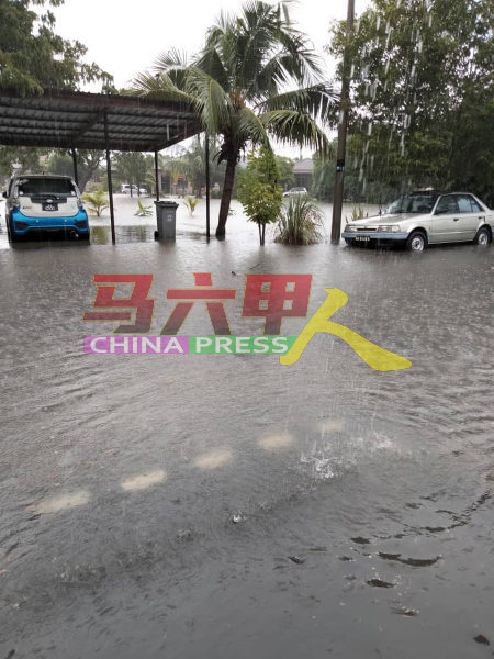 周三上午一场大雨，造成武吉南眉花园发生突发水灾。