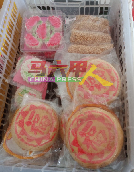 中秋节必备传统糕饼的福建白皮月饼（图下）、月光糕（图左）及麻粩（图上右）