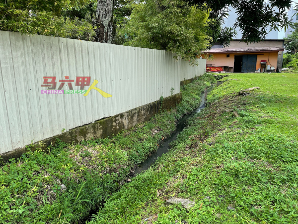 ■店铺毗邻空地杂草丛生且有沟渠，时常有四脚蛇出没。