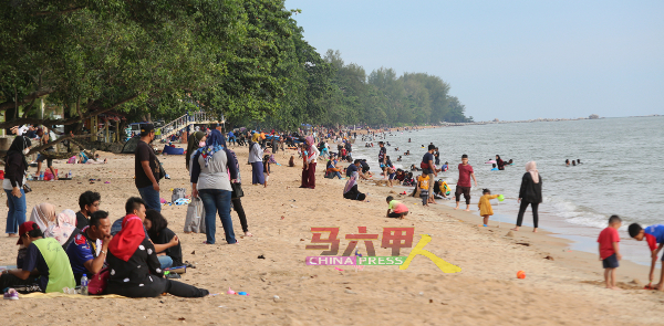 马六甲彭加兰峇叻海滩人潮人山人海，可媲美浮罗交怡岛的热闹情况。