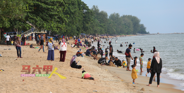 马来西亚日（16日）当天下午，逾千人涌到彭加兰峇叻海滩享受久违的日光浴。