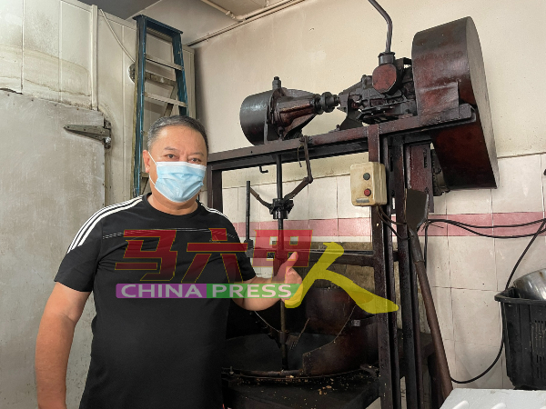 刘荣清与30年的炒料机器，是其父当年灵机一动，以罗厘引擎改造而成的。