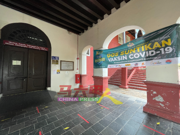 马六甲历史与民族博物馆在入口处张挂“已完成两剂接种”横幅。
