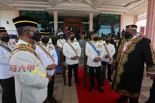 ■议长阿都拉勿（右起）陪同州元首敦莫哈末阿里到议会厅外。