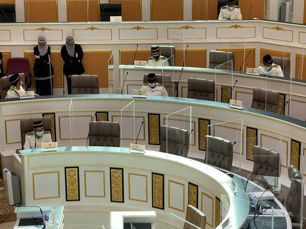 ■州议会厅内进行了特别装置，将每个座位隔开。