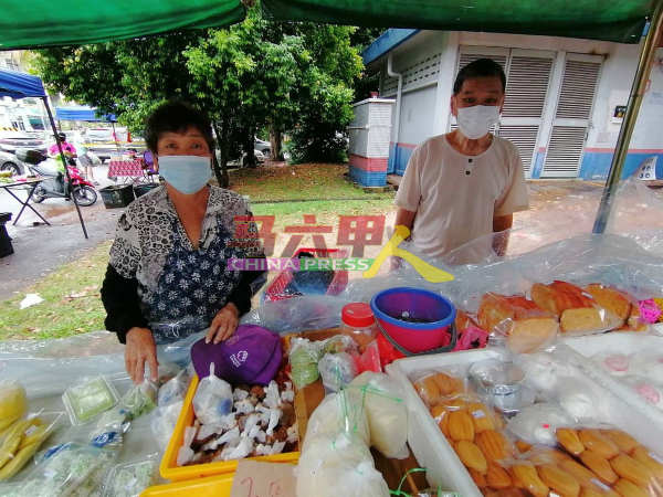 夫妇小贩萧贵生（右起）与卢玉华，欢迎当局增加小贩摊。