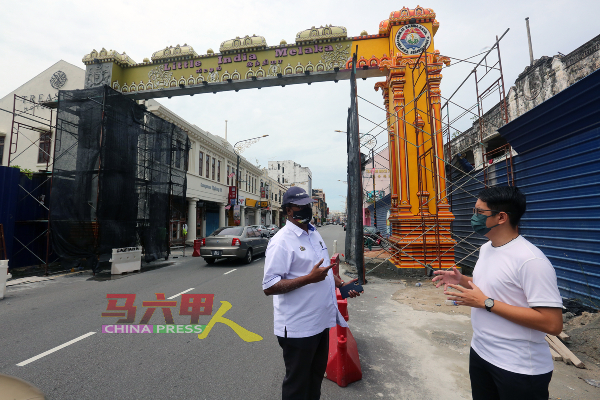 甘尼什（左起）及陈炜建到新路小印度牌楼进行工程勘察。