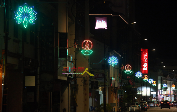 小印度街上的孔雀与万灯图像，象征点燃黑暗，迎接光明的到来。