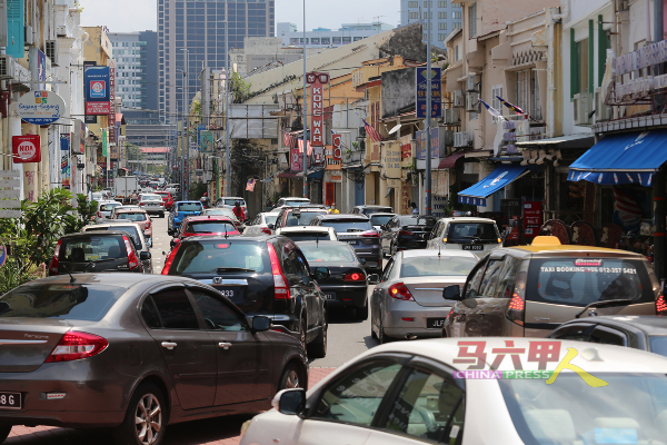 ■武雅拉也街道车流量开始增加，显示经济市场开始恢复生气。