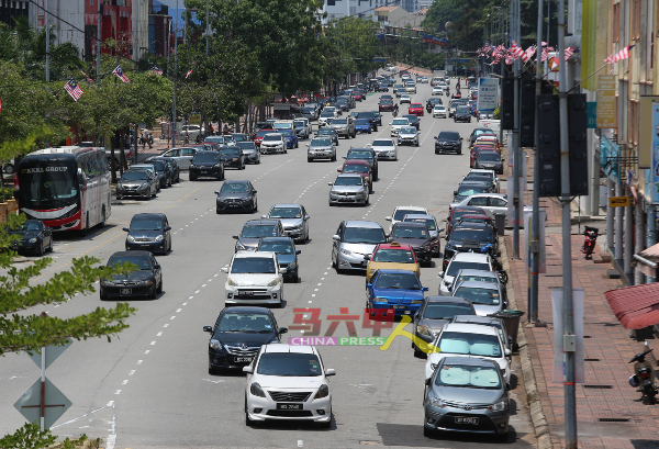 非繁忙时间的汉都亚路，车流量已经不少。