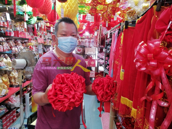 黄良成：迈入华人结婚旺季，陆续有顾客上门选购，带动了结婚用品的销量。
