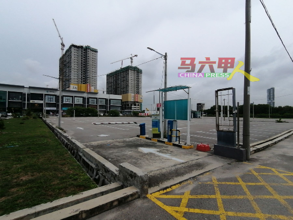 刘志俍建议相关发展商可与停车场地主商讨，在施工期间开放停车场，以让车辆可以通行。