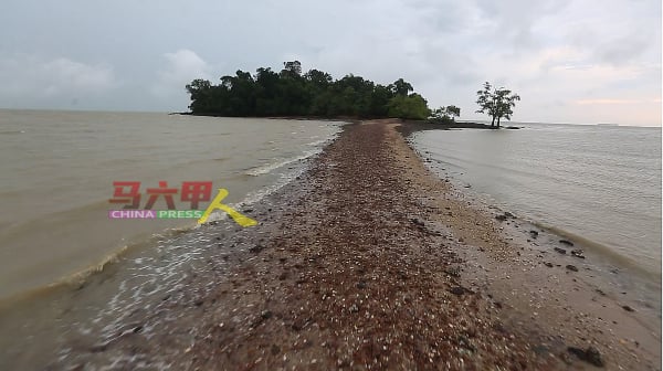 陆连岛一般在下午3时至傍晚6时，形成一条清晰的沙石路，让民众通往岛屿。