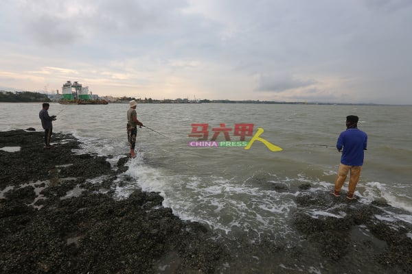 ■垂钓者相约在陆连岛尾端垂钓，并欣赏美丽海景。