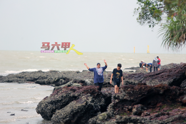 陆连岛地势不平坦，充满无数高低不一的礁石，民众需小心翼翼的步行。