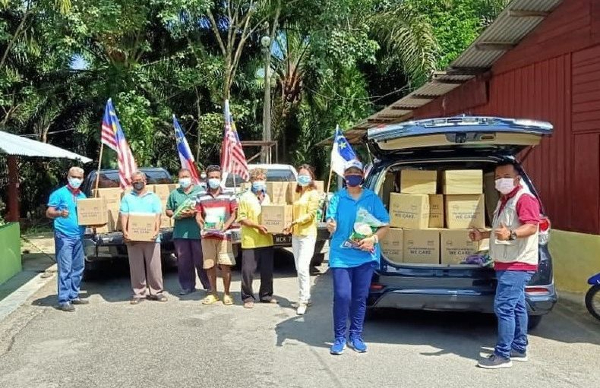 ■林秀凌（右3）派发由国会上议员赞助的食物援助，给原住民村民。