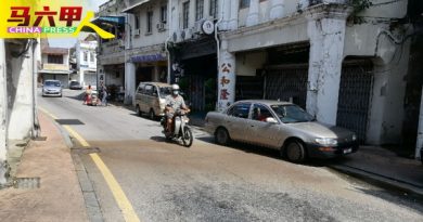 抽出垃圾疏通出水道   板底街路     没积水了