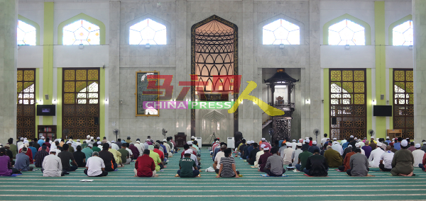 随着甲州晋入国家复苏计划第二阶段，甲州宗教局增加在清真寺及祈祷室的祈祷人数。（档案照）