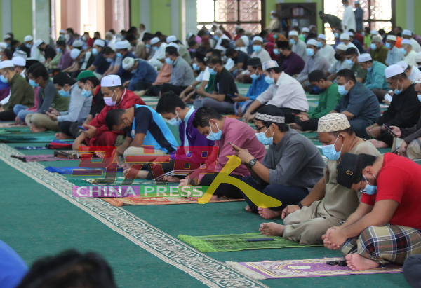 甲州清真寺从10月1日起不再限制人数进行周五礼拜。（档案照）