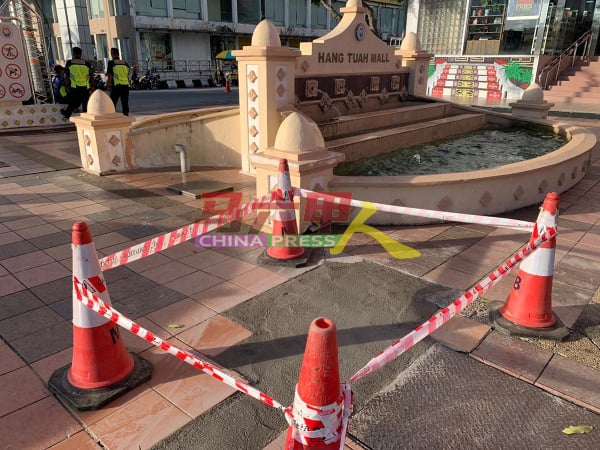 马六甲历史城市政厅接获议员投诉后，在短时间内修复损坏的地砖，后方的喷水池也重新操作。