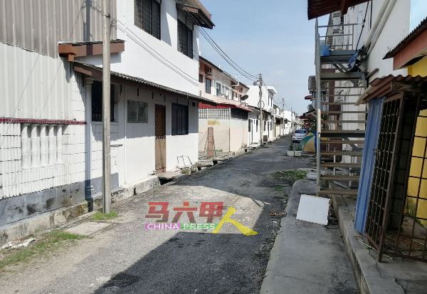 ■刘志俍促请市民及商家要照顾好后巷与沟渠的卫生，避免衍生环境问题。