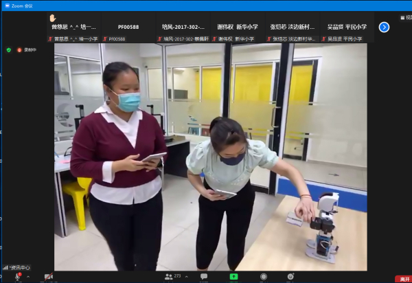 王俐婷老师及吴秀芸老师，带领小朋友参观RERO机器人教室。