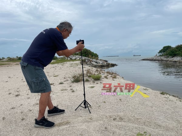 ■一部智能手机和一个三角支架，伴随陈金木展开探索之旅。